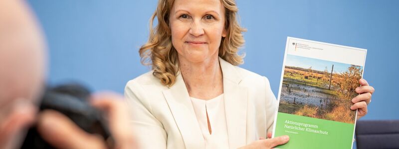 Umweltministerin Steffi Lemke (Bündnis 90/Die Grünen) spricht bei einem Pressestatement. - Foto: Michael Kappeler/dpa