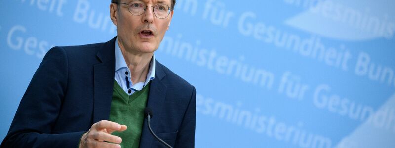 Bundesgesundheitsminister Karl Lauterbach (SPD) will die Arztpraxen entlasten. - Foto: Bernd von Jutrczenka/dpa