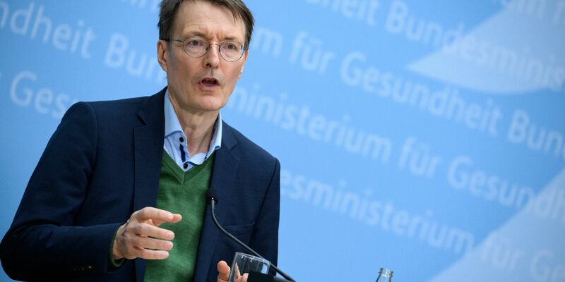 Bundesgesundheitsminister Karl Lauterbach (SPD) will die Arztpraxen entlasten. - Foto: Bernd von Jutrczenka/dpa