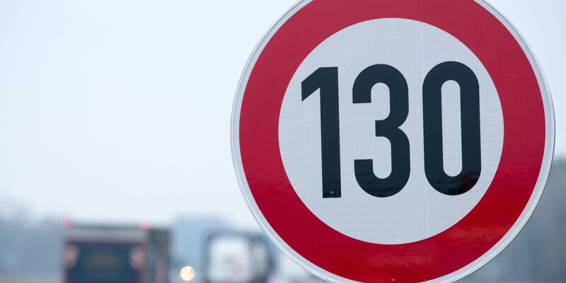 Ein Tempolimit von 130 Kilometern pro Stunde in Deutschland würde nach Meinung der Verkehrswacht auch viele schwere Unfälle verhindern können. - Foto: Jens Büttner/zb/dpa