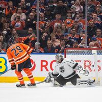 Leon Draisaitl wird von den Oilers-Fans gefeiert. - Foto: Jason Franson/The Canadian Press/AP/dpa