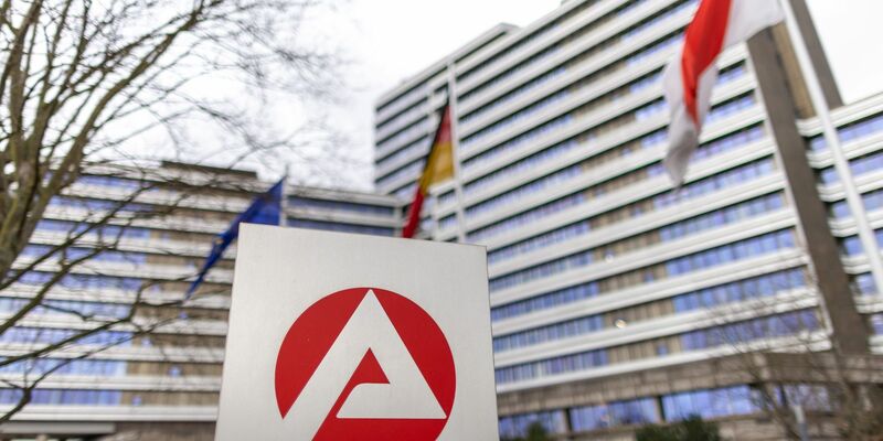 Die Zahl der Arbeitslosen sinkt im April leicht (Archivbild).  - Foto: Daniel Karmann/dpa