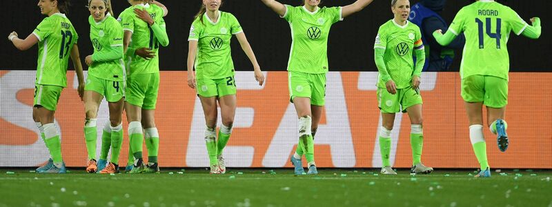 Alexandra Popp (r) erhöhte für Wolfsburg auf 2:0. - Foto: Swen Pförtner/dpa