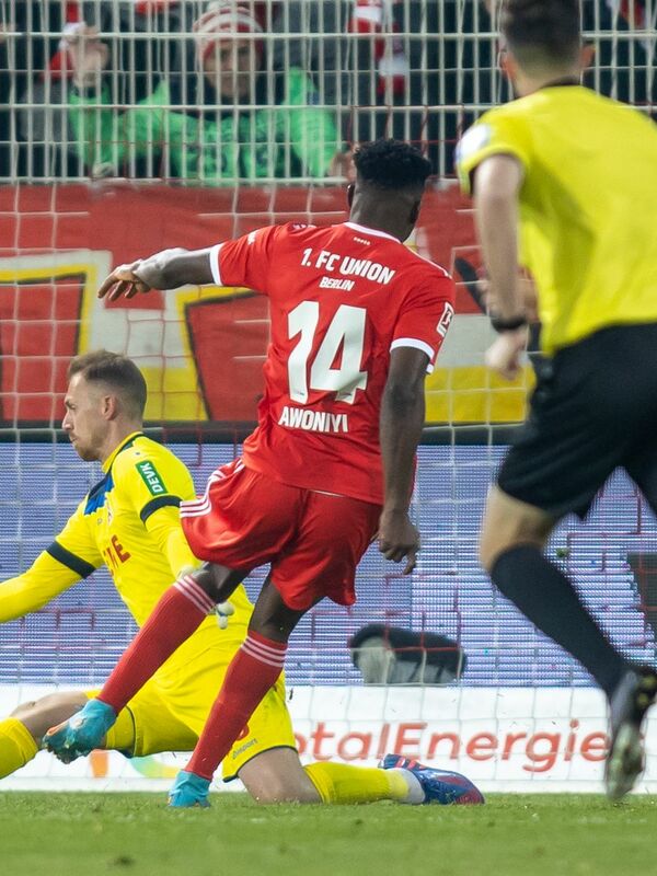 Kölns Trainer Steffen Baumgart wird von den Fans von Union Berlin gefeiert.