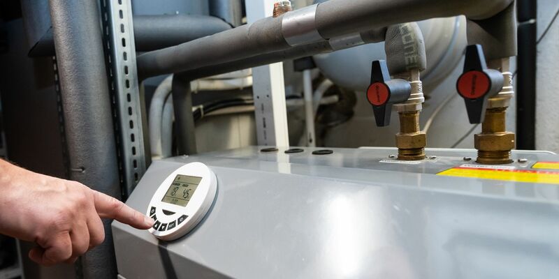 Wer seine alte Gas- oder Ölheizung gegen eine Wärmepumpe austauscht, kann staatliches Fördergeld beantragen. - Foto: Silas Stein/dpa