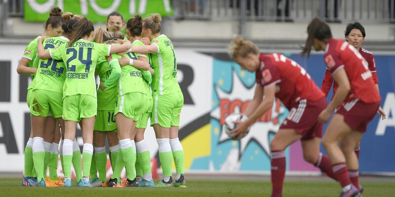Auftaktsieg in Wolfsburg: Der FC Bayern jubelt. - Foto: Swen Pförtner/dpa