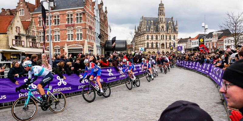Der Erstplatzierte Mathieu van der Poel (M) aus den Niederlanden feiert auf dem Podium mit dem Zweitplatzierten Luca Mozzato (l) aus Italien und Nils Politt. - Foto: Geert Vanden Wijngaert/AP/dpa