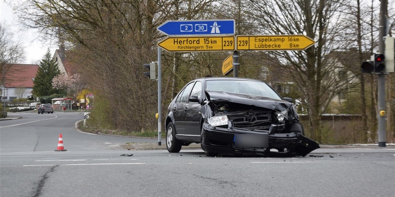 POL-HF: Ford landet im Graben- Fahrerin leicht verletzt - Foto: presseportal.de