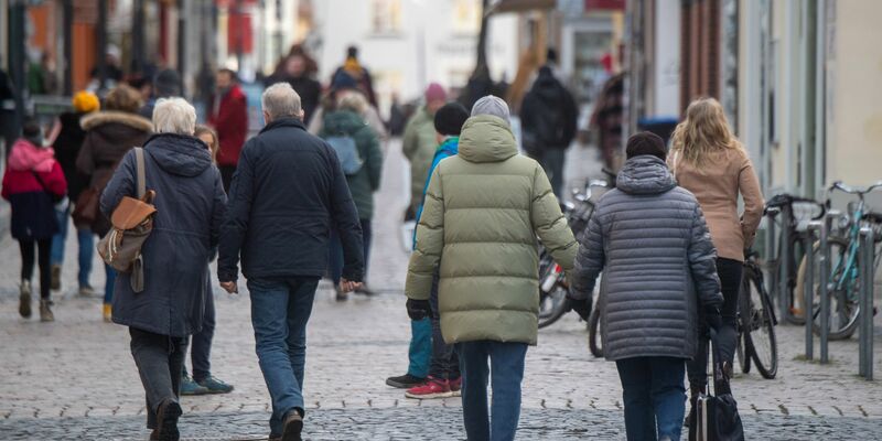 Die Bürgerinnen und Bürger in Deutschland sehen es als Aufgabe der Bundesregierung, sich noch stärker für eine lebendige und starke Demokratie einzusetzen. - Foto: Stefan Sauer/dpa