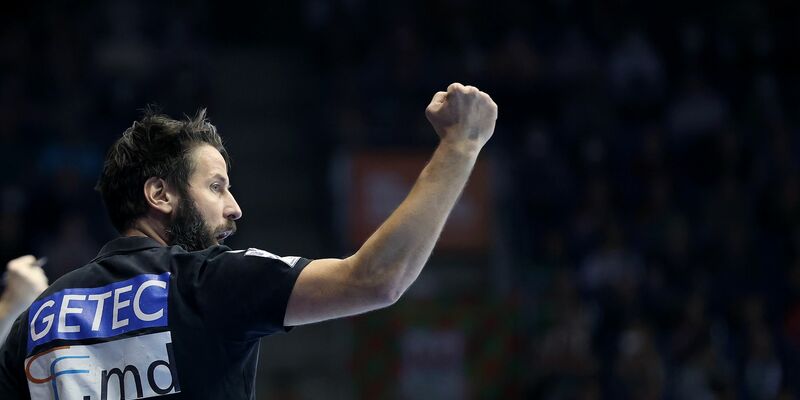Magdeburgs Trainer Bennet Wiegert und der SCM empfangen im Topspiel die Füchse Berlin. - Foto: Ronny Hartmann/dpa