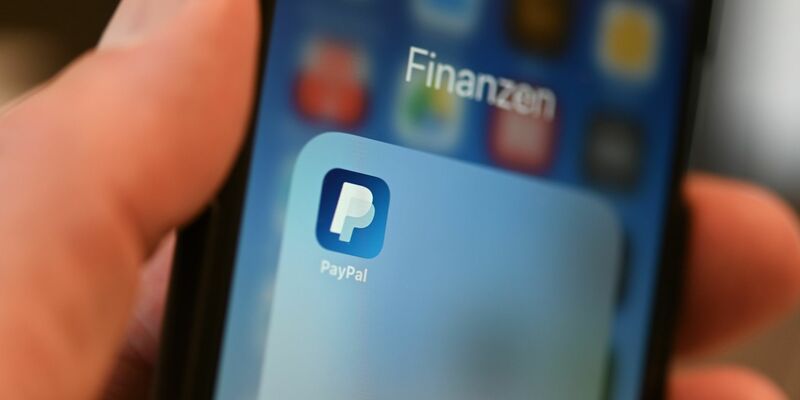Um Paypals virtuelle Geldbörse nutzen zu können, müssen die Nutzer die neuste Version der Paypal-App auf ihrem Telefon installiert haben. - Foto: Felix Kästle/dpa