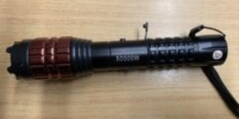 BPOL NRW: Verbotener Elektroschocker im Gepäck entdeckt - Bundespolizei stellt Waffe sicher - Foto: presseportal.de