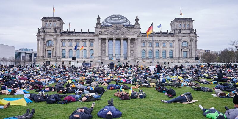 Mitglieder der iranischen Exil-Community demonstrieren vor dem Reichstag gegen die verhängten Todesurteile (Archivbild). - Foto: Annette Riedl/dpa
