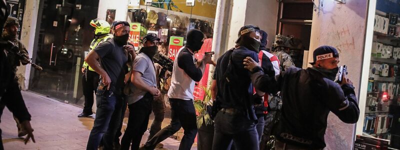 Die israelische Polizei sperrt den Tatort in Tel Aviv ab. - Foto: Ilia Yefimovich/dpa