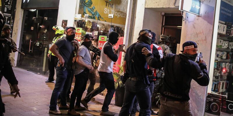Die israelische Polizei sperrt den Tatort in Tel Aviv ab. - Foto: Ilia Yefimovich/dpa