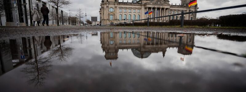 Der leere Plenarsaal des Deutschen Bundestages. - Foto: Christoph Soeder/dpa