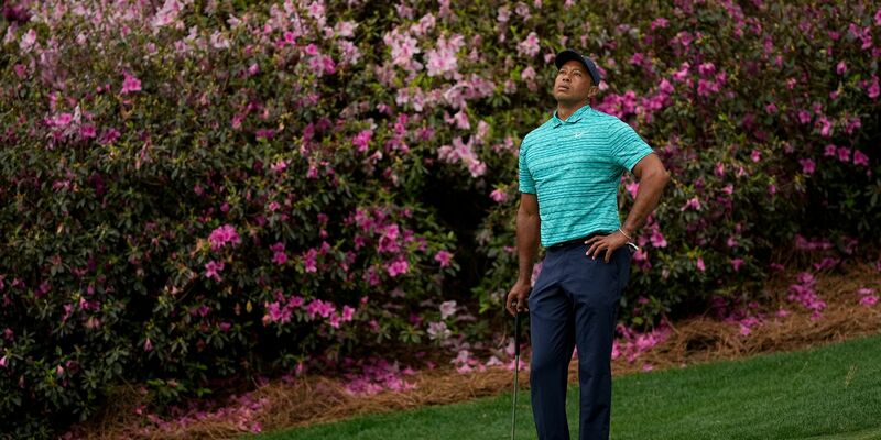Star-Golfer Tiger Woods wartet am 13. Loch darauf, putten zu können. - Foto: David J. Phillip/AP/dpa