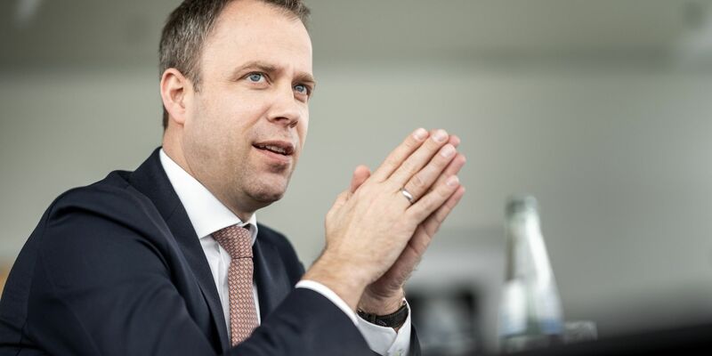 CDU-Generalsekretär Mario Czaja fordert in der Debatte um das Heizungsgesetz zu weniger Tempo auf. - Foto: Michael Kappeler/dpa