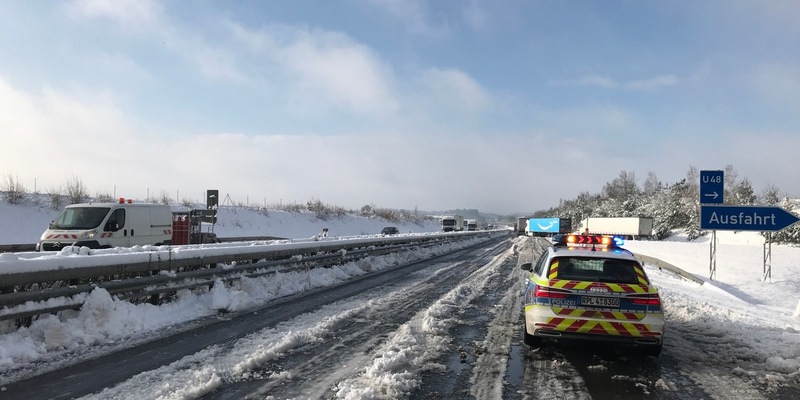 POL-H: Öffentlichkeitsfahndung: Täterpärchen nach Diebstahl und Computerbetrug in Hannover-Südstadt gesucht - Foto: presseportal.de