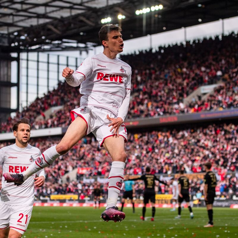  Kacper Potulski vom FSV Mainz 05 klärt einen Schuss von Kölns Jakub Kaminski.  - Foto: Marius Becker/dpa