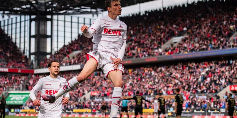  Kacper Potulski vom FSV Mainz 05 klärt einen Schuss von Kölns Jakub Kaminski.  - Foto: Marius Becker/dpa