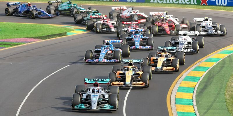 Carlos Sainz muss im kommenden Jahr seinen Platz bei Ferrari freimachen. - Foto: Asanka Brendon Ratnayake/AP/dpa