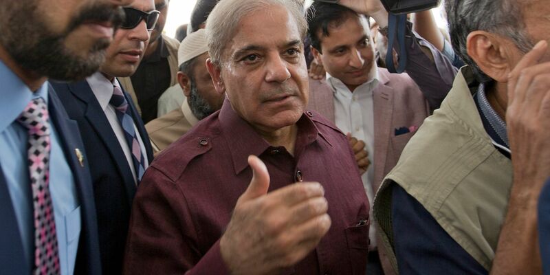 Pakistans Premierminister Shehbaz Sharif hat angekündigt, das Parlament vor Ablauf der Legislaturperiode aufzulösen. - Foto: B.K. Bangash/AP/dpa