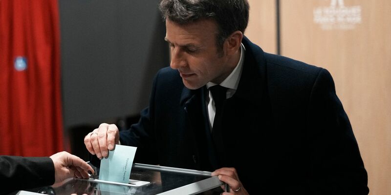 Auf Stippvisite in Deutschland: Emmanuel Macron. - Foto: Thibault Camus/AP/dpa