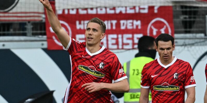 Champions-League-Plätze knapp verpasst: Freiburgs Michael Gregoritsch ärgert sich beim 1:2 bei Eintracht Frankfurt. - Foto: Arne Dedert/dpa