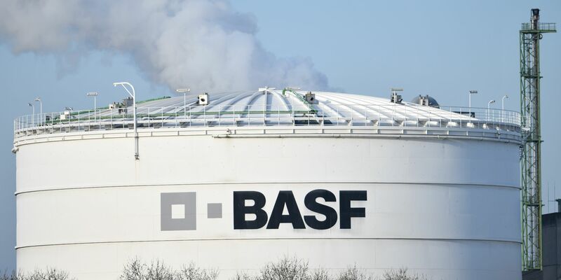 BASF kappt Prognose (Archivbild). - Foto: Uwe Anspach/dpa