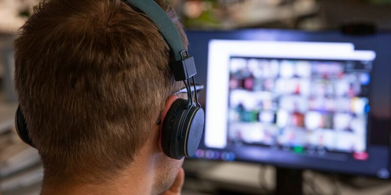 Virtuelle Meetings bedeuten für viele Beschäftigte Stress. (Illustration) - Foto: Catherine Waibel/dpa-tmn/dpa