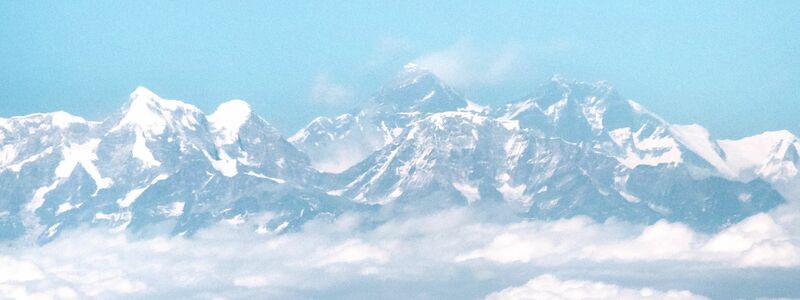 Blick aus dem Flugzeug auf das Himalaya-Gebirge mit dem Mount Everest. Seit 1. April dürfen Touristen nur noch mit einem lokalen Bergführer oder Gepäckträger von einer bei der Regierung registrierten Trekkingfirma wandern und das Gebirgspanorama genießen. - Foto: Sina Schuldt/dpa