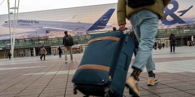 Autos und Lastwagen fahren auf der Autobahn 99 am Autobahnkreuz München-Süd. - Foto: Peter Kneffel/dpa