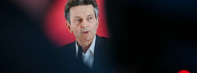 SPD-Fraktionschef Rolf Mützenich sieht die Gefahr einer unbeabsichtigten Eskalation. (Archivbild) - Foto: Kay Nietfeld/dpa