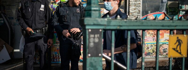 Polizeipräsenz am Eingang der U-Bahn-Station in Brooklyn. - Foto: John Minchillo/AP/dpa