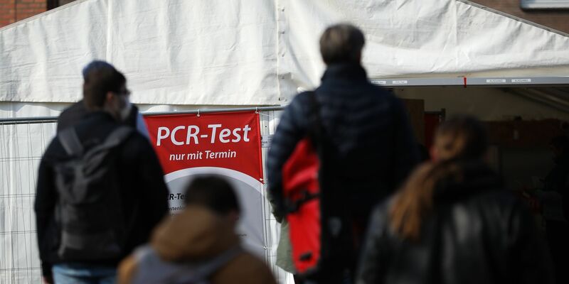 Teststation für Corona-Schnelltests im Frühjahr 2022. «Eine Aufarbeitung heißt für mich, das Land (...) wieder zusammenzuführen», sagt Vize-Kanzler Habeck. - Foto: Christian Charisius/dpa