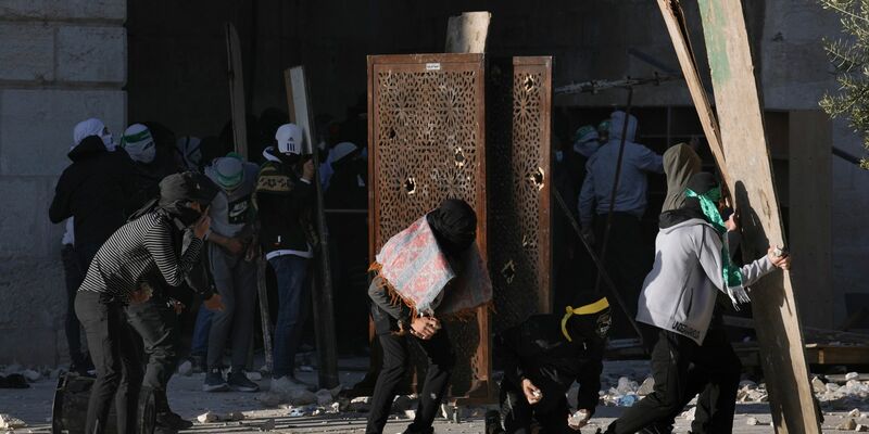 Bei einem Angriff mit einer Schusswaffe im Osten der Stadt habe ein «Terrorist» einen Polizisten schwer und einen weiteren leicht verletzt, teilten israelische Sicherheitskräfte am Donnerstagabend mit. Der Schütze sei «neutralisiert» worden. - Foto: Mahmoud Illean/AP/dpa