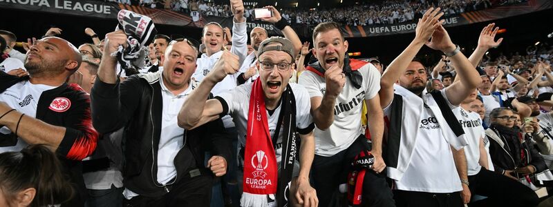 Die Fans von Eintracht Frankfurt feuern in Sevilla ihre Spieler an. - Foto: Arne Dedert/dpa