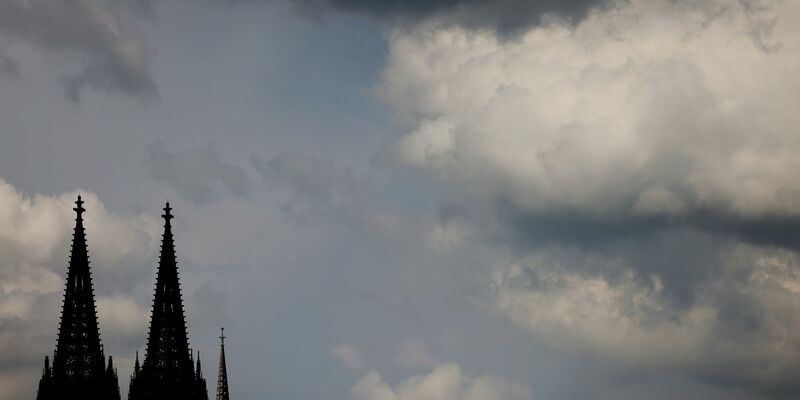 Viele Jahre lang ist ein Messdiener von einem Priester sexuell missbraucht worden. Jetzt muss das Erzbistum Köln ein hohes Schmerzensgeld zahlen. - Foto: Oliver Berg/dpa