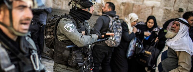 Israelische Sicherheitskräfte nehmen einen muslimischen Mann in der Altstadt von Jerusalem fest. Die Sorge vor einem iranischen Vergeltungsschlag auf israelisches Territorium wächst. - Foto: Ilia Yefimovich/dpa