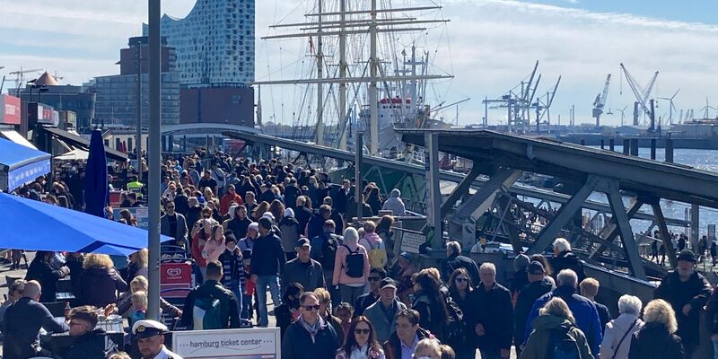 Die Sonne geht über dem Hamburger Hafen auf. - Foto: Thomas Müller/dpa