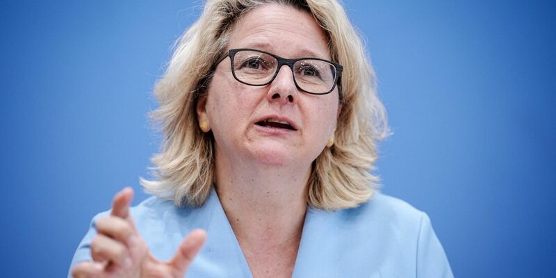Entwicklungsministerin Svenja Schulze spricht bei einer Sitzung des Bundestags zu den Abgeordneten. - Foto: Kay Nietfeld/dpa