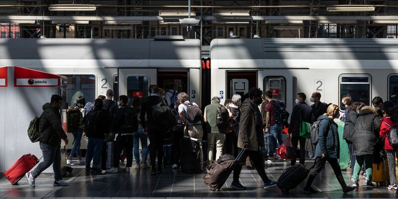 Über Ostern ist es stets voll auf den Bahnhöfen und in den Fernzügen der Deutschen Bahn. (Archivbild) - Foto: Hannes Albert/dpa
