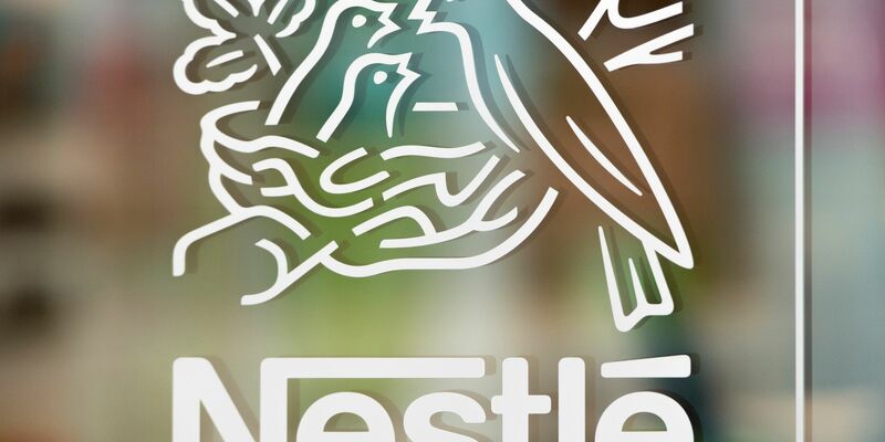 Nach dem zweiten Chefrauswurf innerhalb eines Jahres gerät die Nestlé-Aktie unter Druck. (Symbolbild) - Foto: Laurent Gillieron/KEYSTONE/dpa