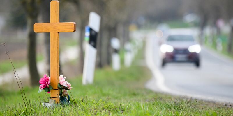 Bei den Verkehrtoten ist ein leichter Rückgang zu erwarten. - Foto: Julian Stratenschulte/dpa