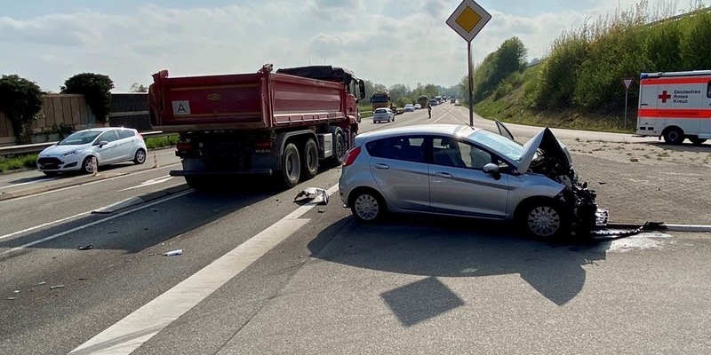 POL-PDLD: B10/Landau - Frontal mit Baum kollidiert - Foto: presseportal.de