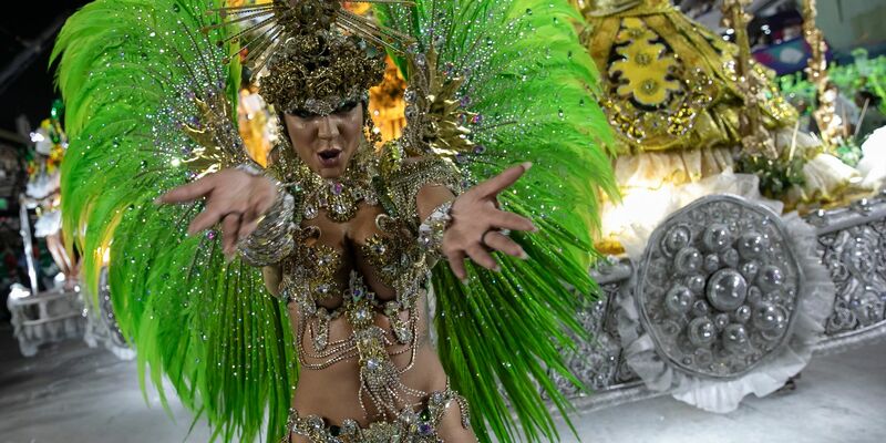 Die «Unidos do Viradouro» würdigte bei ihrem Auftritt die Stärke der schwarzen Frauen. - Foto: Bruna Prado/AP/dpa