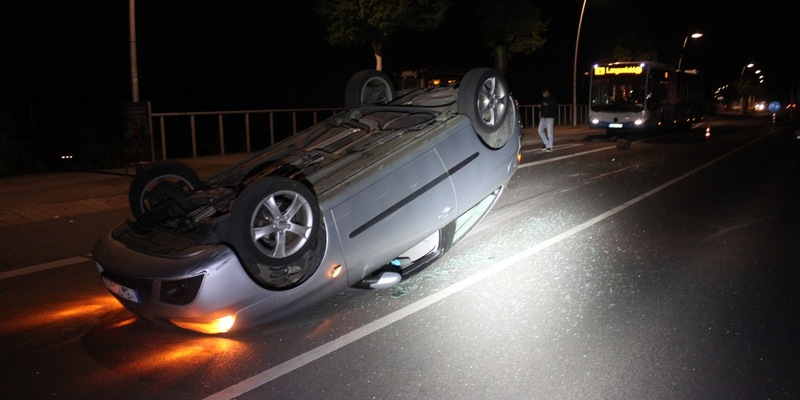 FW-BN: Brennender Baum beschäftigt die Feuerwehr am Samstagnachmittag - Foto: presseportal.de