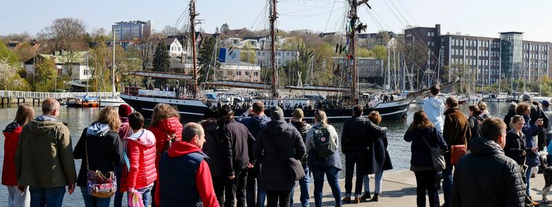 Angehörige erwarten Schülerinnen und Schüler, die mit dem Ausbildungsschiff «Thor Heyerdahl» in Kiel eintreffen. - Foto: Frank Molter/dpa