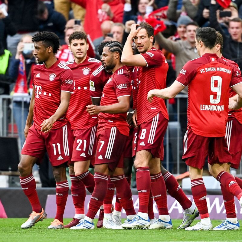 Bayern-Coach Vincent Kompany (l) war zufrieden, BVB-Coach Niko Kovac nicht. - Foto: Sven Hoppe/dpa